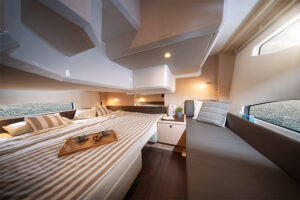 SR36 28 bavaria mb srline sr36 interior zweispalter cabin doppelbett 1 SR36